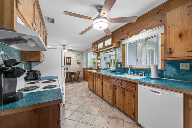 296 Pease Rd, East Longmeadow, MA 01028