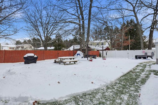 8 Crest Drive, Somersworth, NH 03878