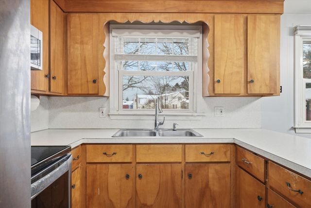 8 Crest Drive, Somersworth, NH 03878