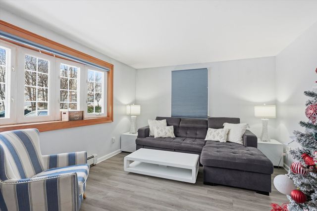 8 Crest Drive, Somersworth, NH 03878