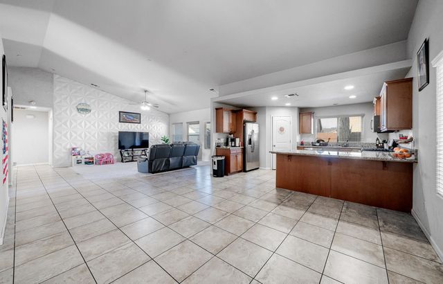 6676 E Dayton Avenue, Fresno, CA 93727