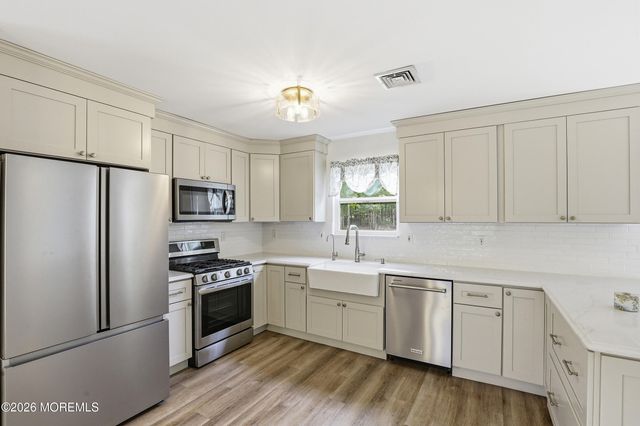 11 Country Road, Jackson, NJ 08527