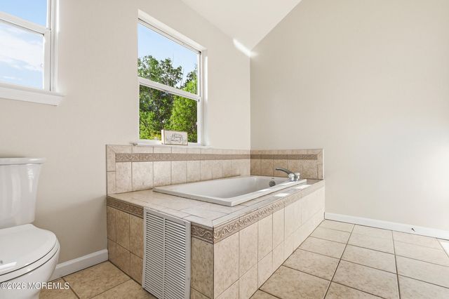11 Country Road, Jackson, NJ 08527