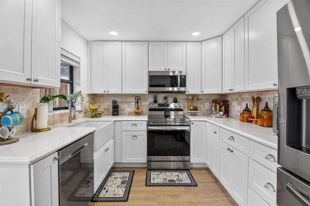 802 Landings Blvd, Green Acres, FL 33413