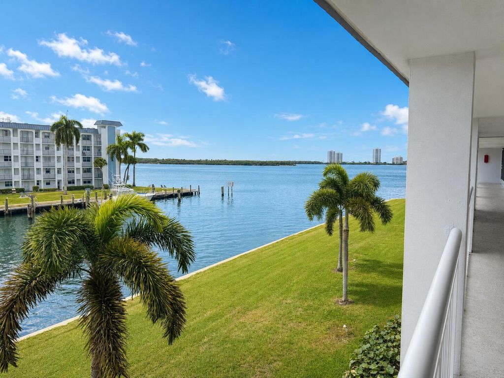111 Shore Court 302, North Palm Beach, FL 33408