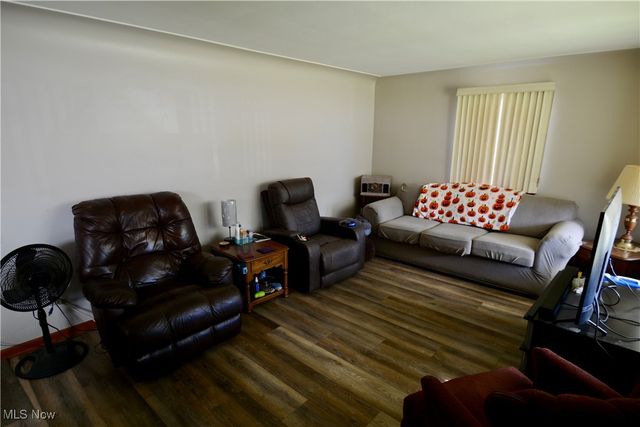 525 W Omar Street, Struthers, OH 44471