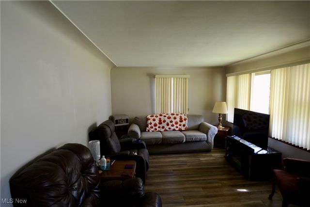 525 W Omar Street, Struthers, OH 44471