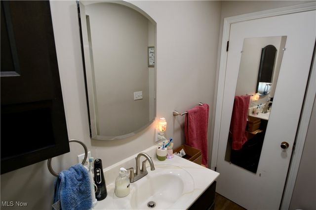 525 W Omar Street, Struthers, OH 44471