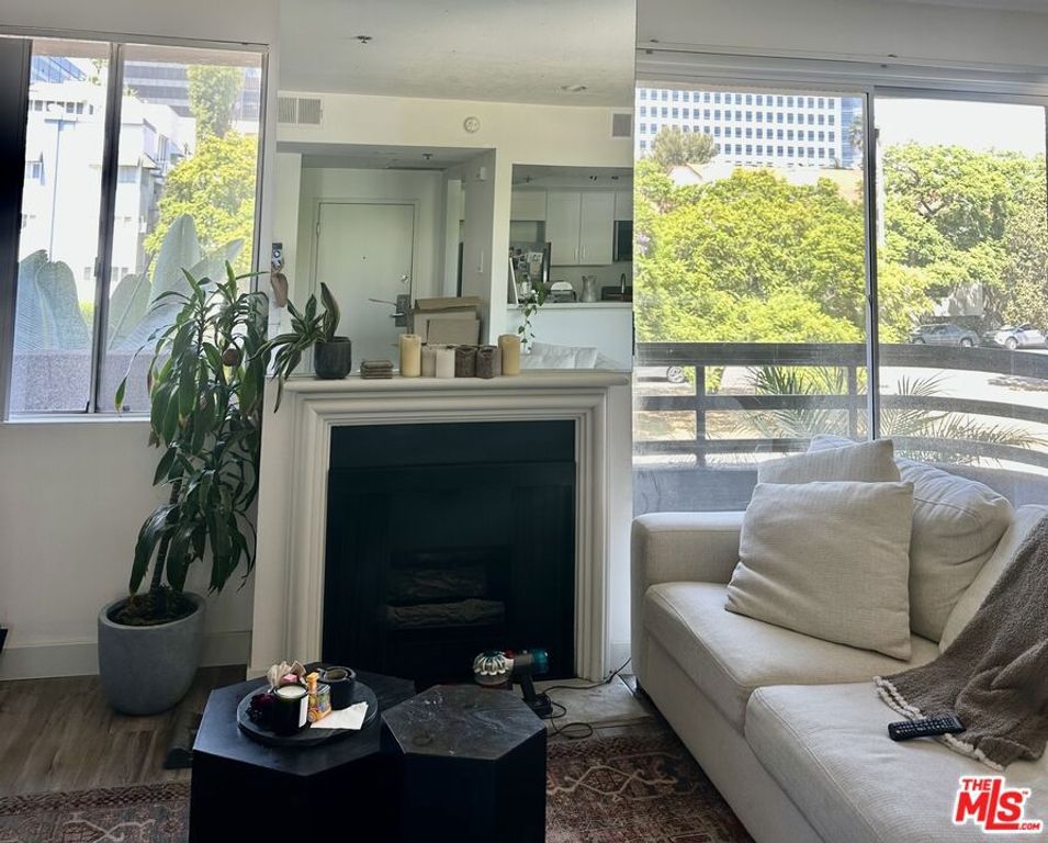 8614 Burton Way 104, Los Angeles, CA 90048