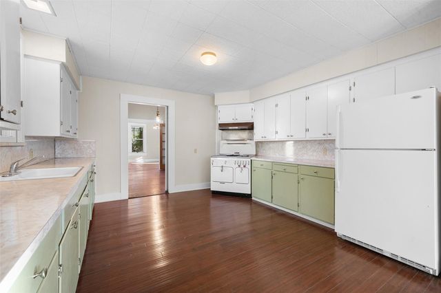 208 Summit Street, Schulenburg, TX 78956