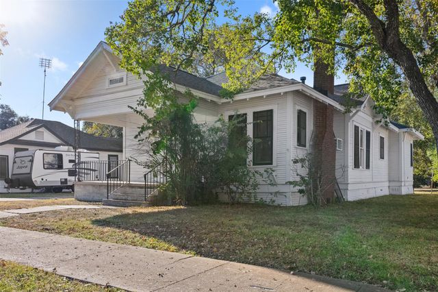 208 Summit Street, Schulenburg, TX 78956