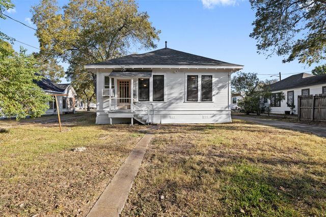 208 Summit Street, Schulenburg, TX 78956