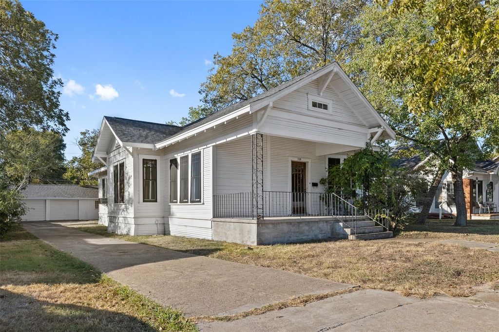 208 Summit Street, Schulenburg, TX 78956