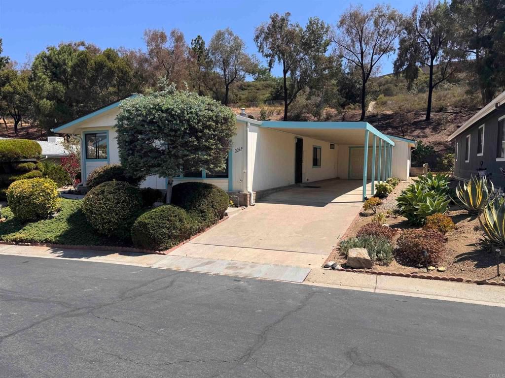 Image 2 of property listing at 2289 Bryant Drive, Carlsbad, CA 92008