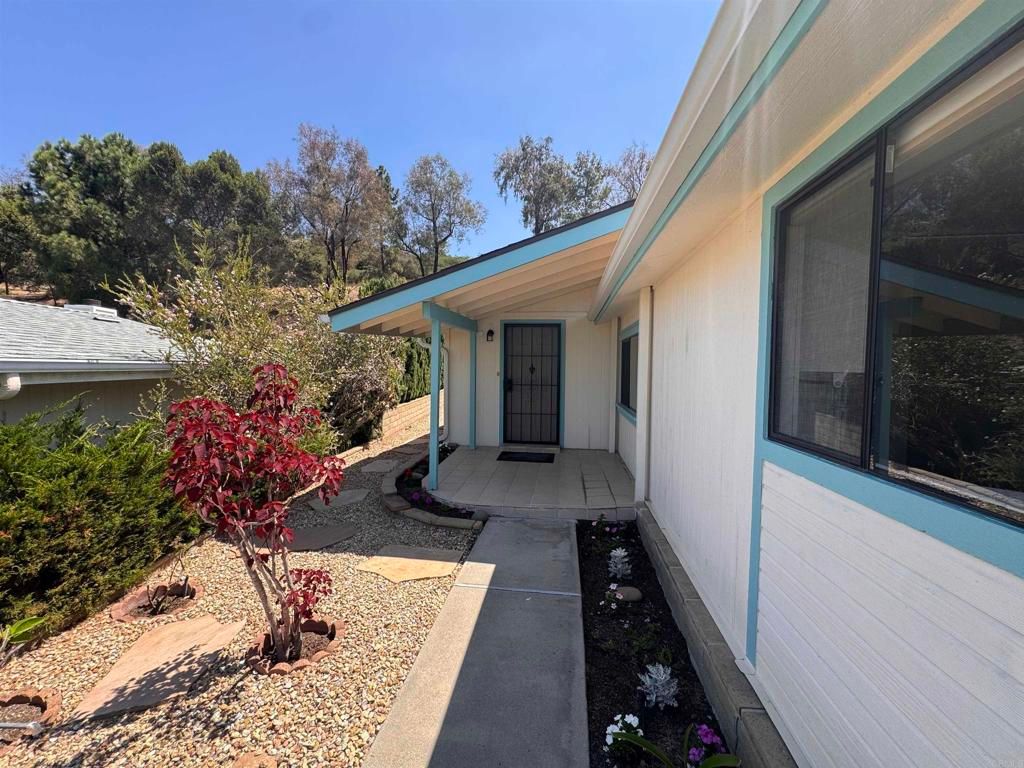 Image 3 of property listing at 2289 Bryant Drive, Carlsbad, CA 92008