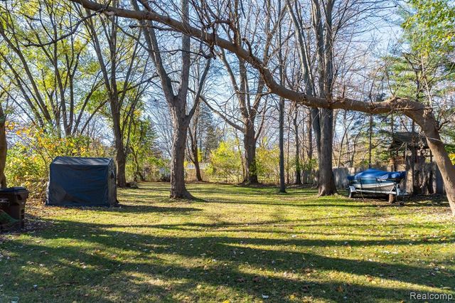 47185 Vanker Avenue, Shelby Twp, MI 48317