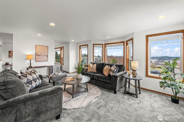 928 N Heatherwood W, Tacoma, WA 98406