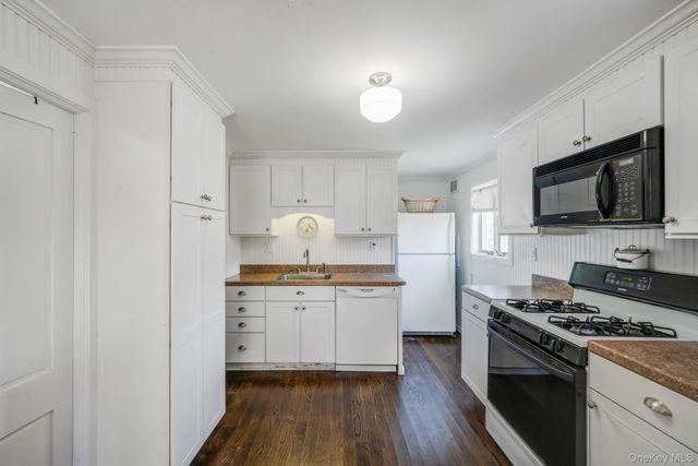 77 Point Street, South Jamesport, NY 11970