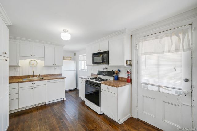 77 Point Street, South Jamesport, NY 11970