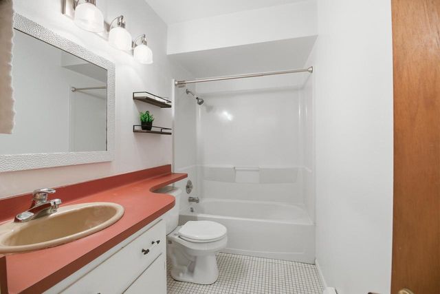 1963 Cascade DRIVE, Waukesha, WI 53188