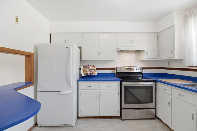 1963 Cascade DRIVE, Waukesha, WI 53188