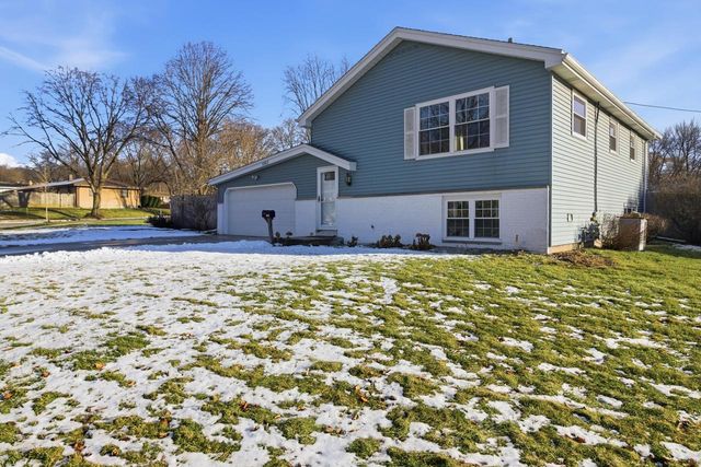 1963 Cascade DRIVE, Waukesha, WI 53188
