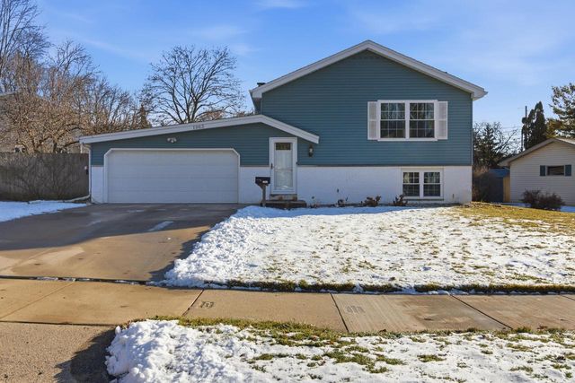 1963 Cascade DRIVE, Waukesha, WI 53188