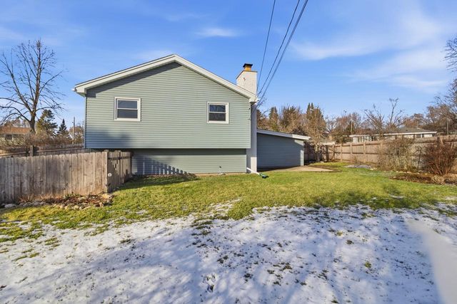 1963 Cascade DRIVE, Waukesha, WI 53188