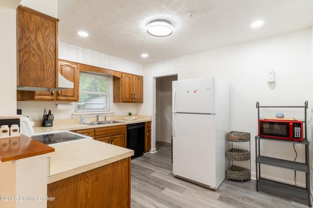 2204 Garrs Ln, Louisville, KY 40216