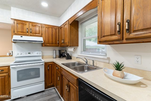 2204 Garrs Ln, Louisville, KY 40216