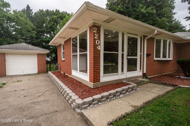 2204 Garrs Ln, Louisville, KY 40216
