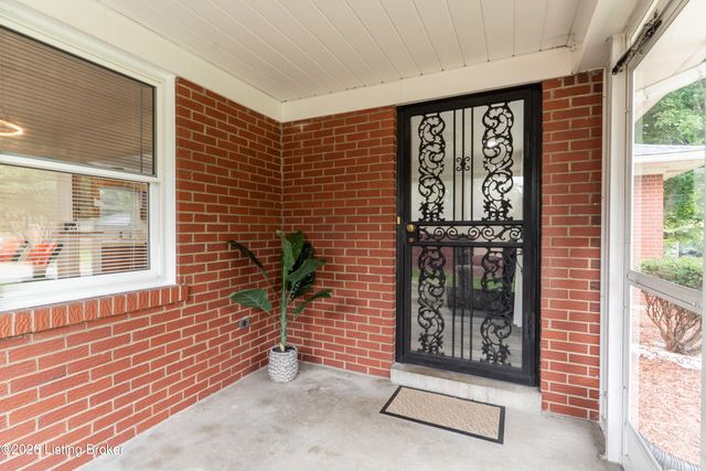 2204 Garrs Ln, Louisville, KY 40216