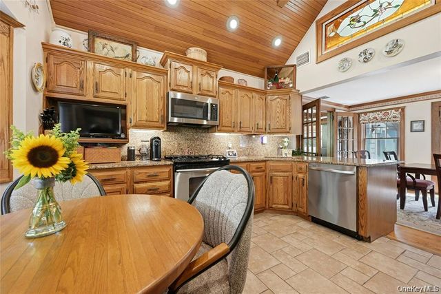 2064 N Country Road, Wading River, NY 11792