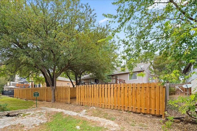 220 Sailmaster ST A, Lakeway, TX 78734