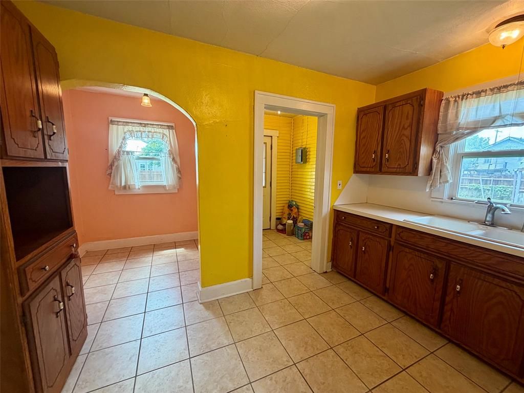Image 10 of property listing at 910 Overland Court, Shawnee, OK 74801