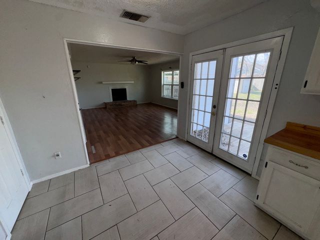 1707 Crimson Court, Arlington, TX 76018