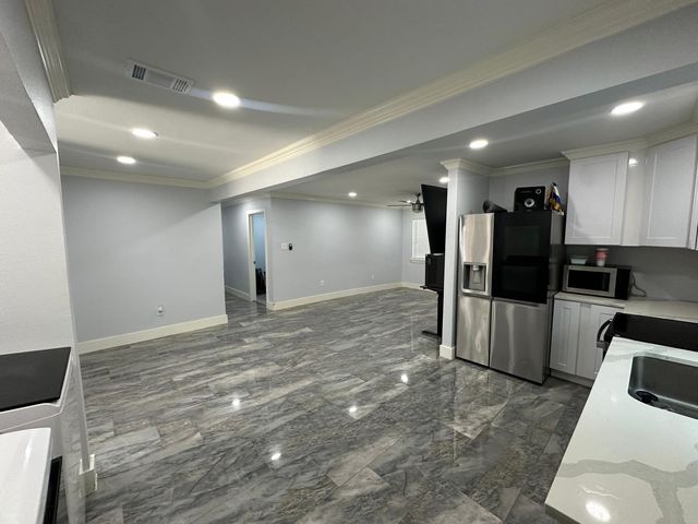 400 E Shady Grove Road, Irving, TX 75060