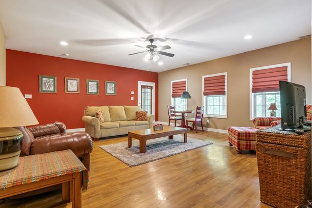 300 Gunter Smith Rd, Pulaski, TN 38478
