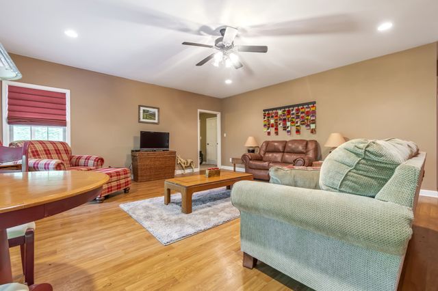 300 Gunter Smith Rd, Pulaski, TN 38478