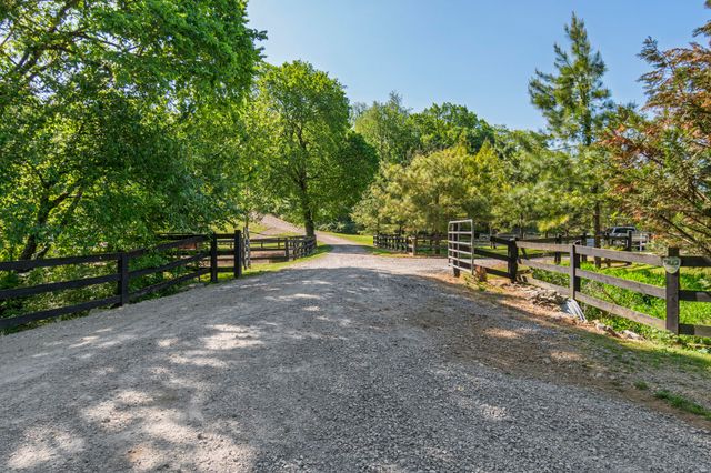 300 Gunter Smith Rd, Pulaski, TN 38478