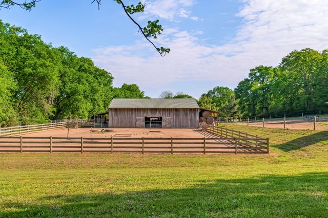 300 Gunter Smith Rd, Pulaski, TN 38478