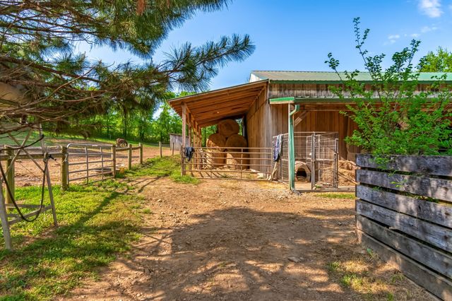 300 Gunter Smith Rd, Pulaski, TN 38478
