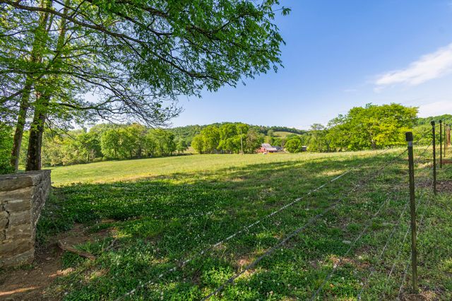 300 Gunter Smith Rd, Pulaski, TN 38478