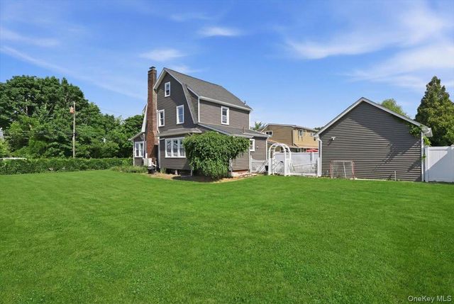 11 Moeller Street, Hicksville, NY 11801