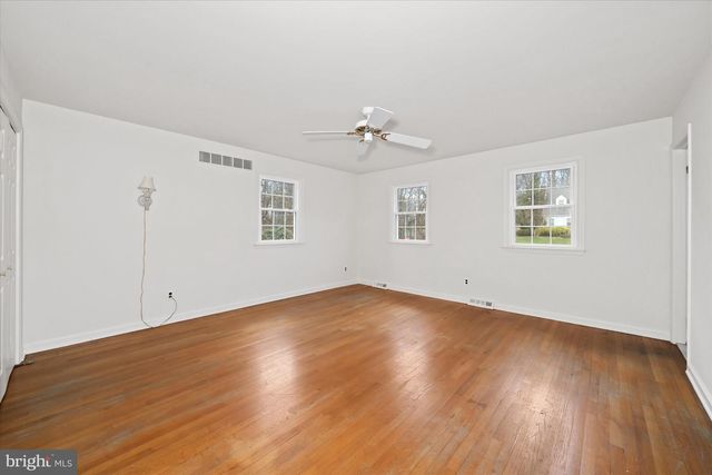 2 JOBS LN, Newark, DE 19711