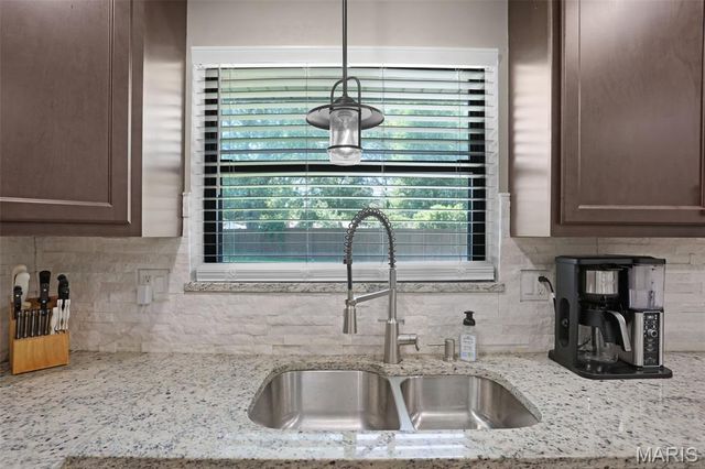 5859 Hunterbrook Court, Oakville, MO 63129