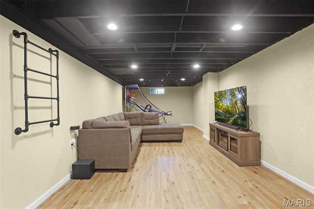 5859 Hunterbrook Court, Oakville, MO 63129