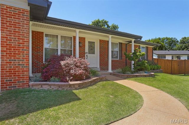5859 Hunterbrook Court, Oakville, MO 63129