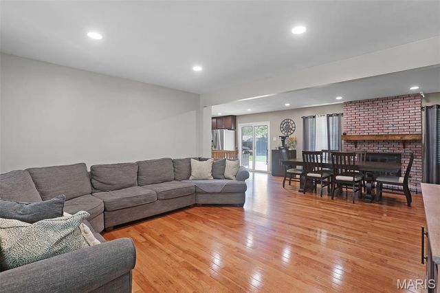 5859 Hunterbrook Court, Oakville, MO 63129