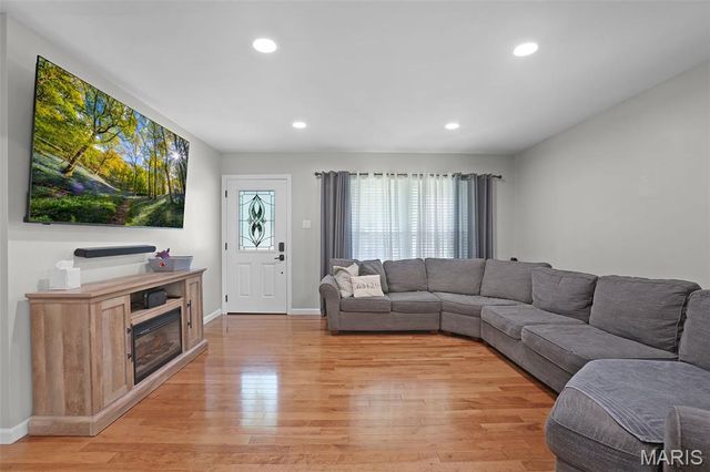 5859 Hunterbrook Court, Oakville, MO 63129